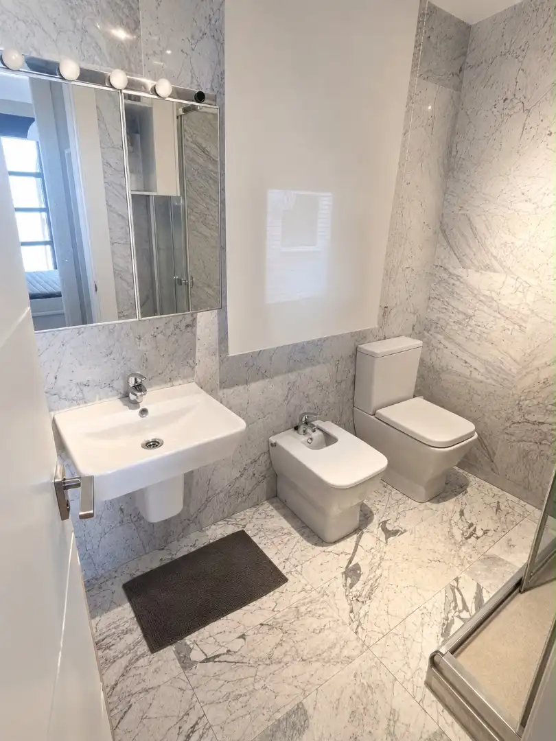 Badezimmer von Wohnungen zur Miete in  Logroño mit Heizung, Parkett und Möbliert