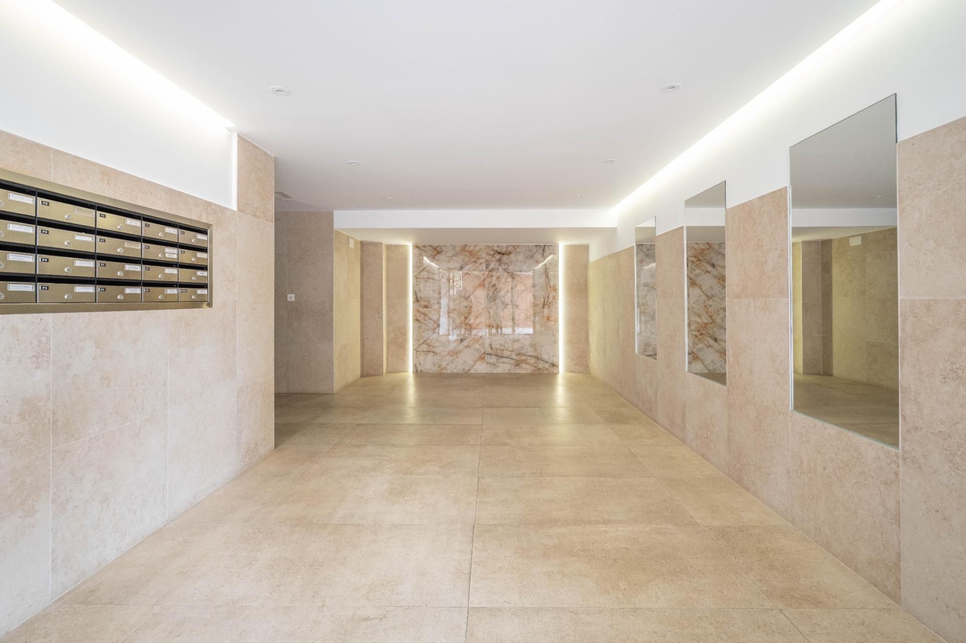 Flat for sale in  Granada Capital  with Air Conditioner and Private garden