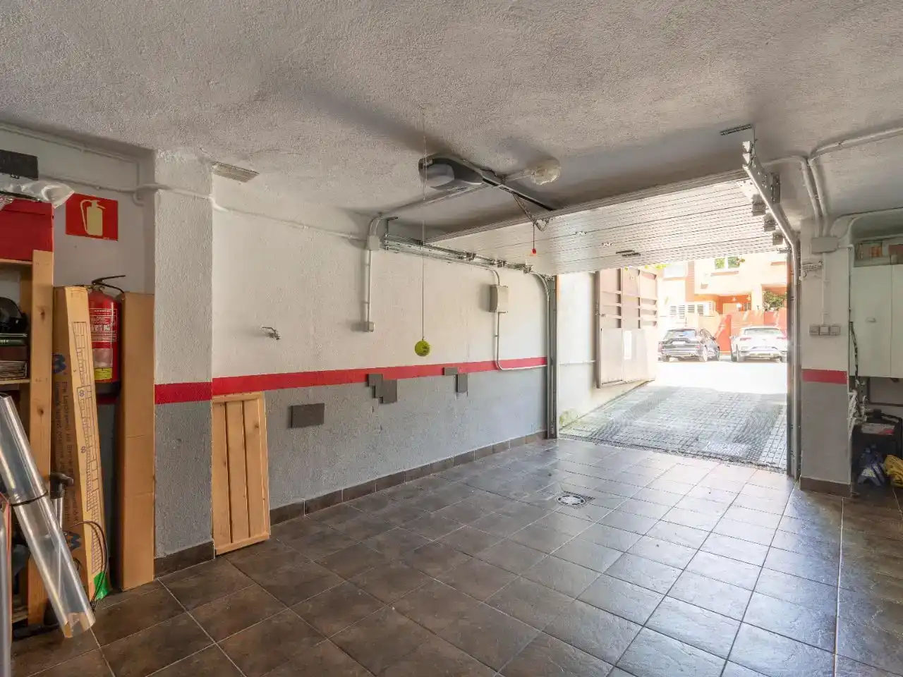 Aparcament de Casa adosada en venda en Madrid amb Aire condicionat, Jardí privat i Parquet