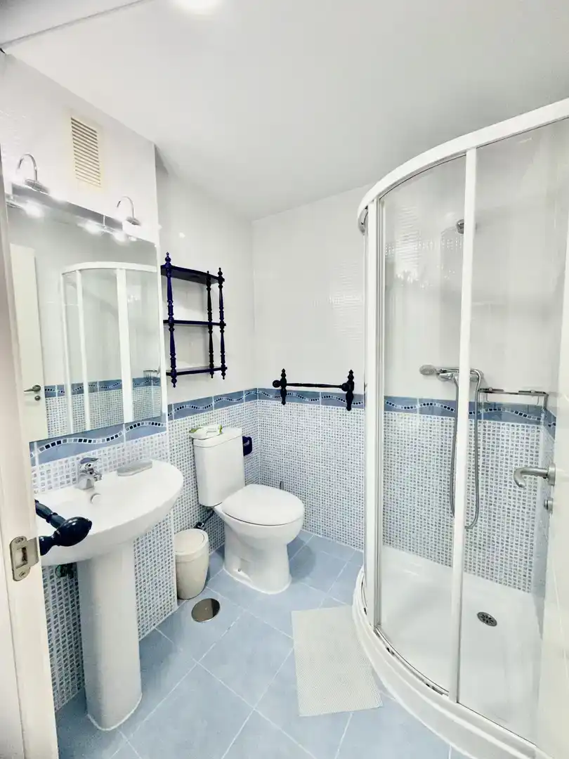 Badezimmer von Wohnung zur Miete in Calpe / Calp mit Klimaanlage, Privatgarten und Abstellraum