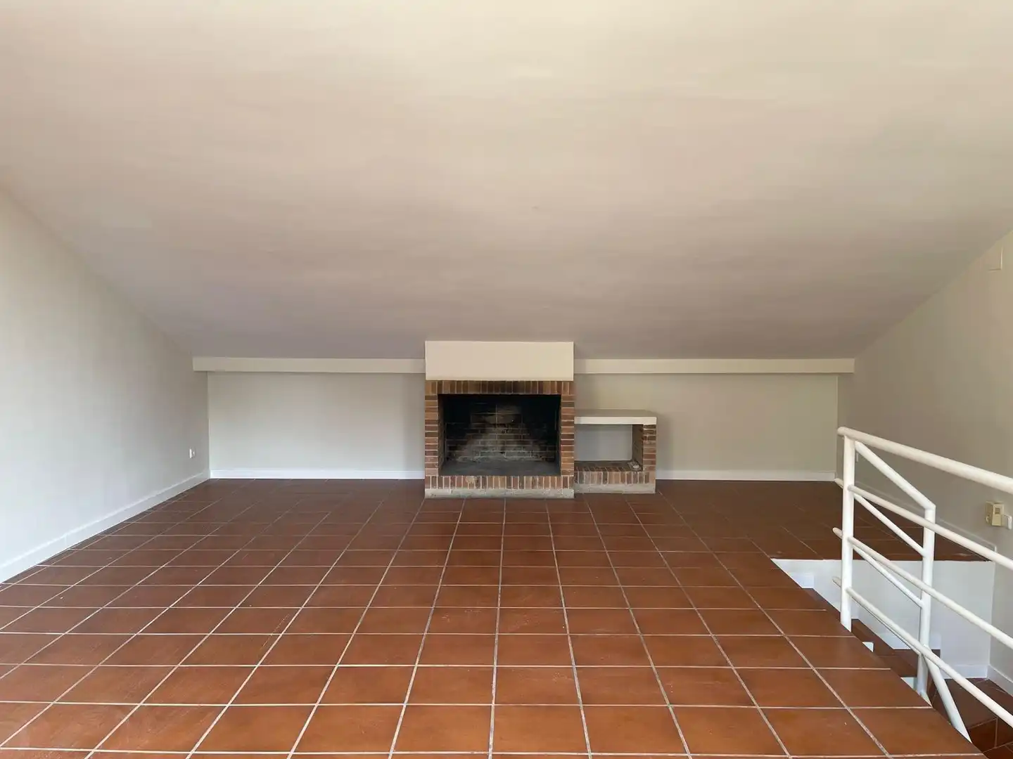Wohnzimmer von Einfamilien-Reihenhaus zur Miete in Sant Andreu de Llavaneres mit Klimaanlage, Privatgarten und Balkon