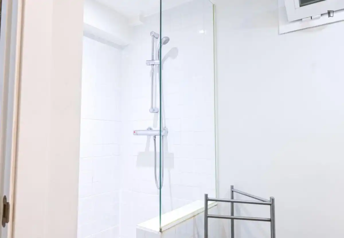 Bany de Apartament de lloguer en Madrid amb Calefacció, Moblat i Forn