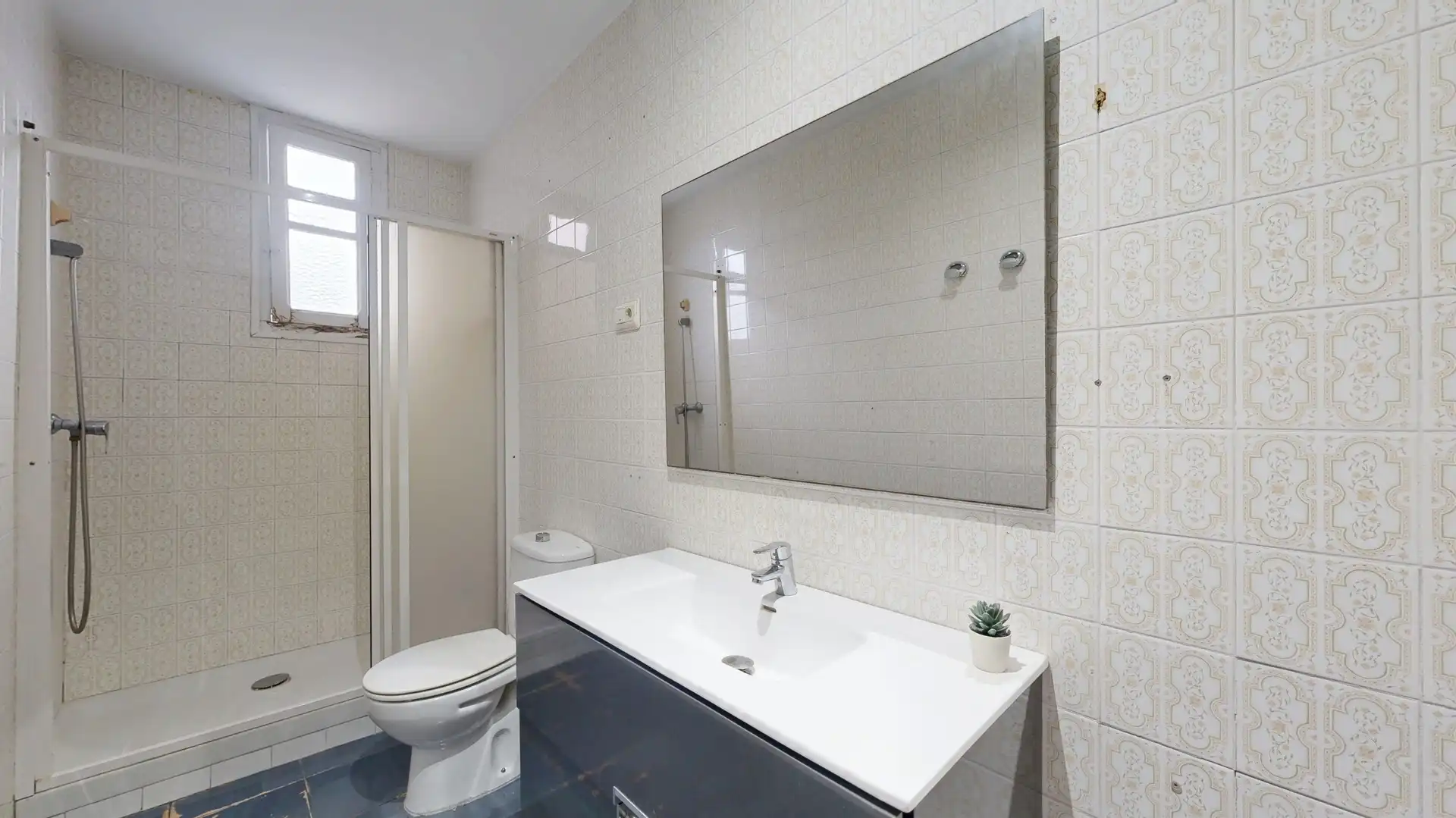 Baño de Piso en venta en Torrent con Jardín privado, Terraza y Trastero