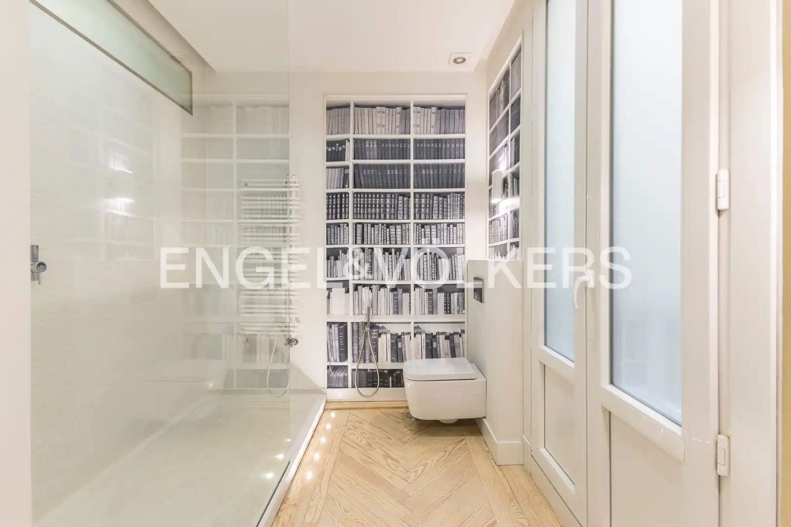 Badezimmer von Wohnung zum Verkauf in Madrid mit Klimaanlage, Heizung und Parkett