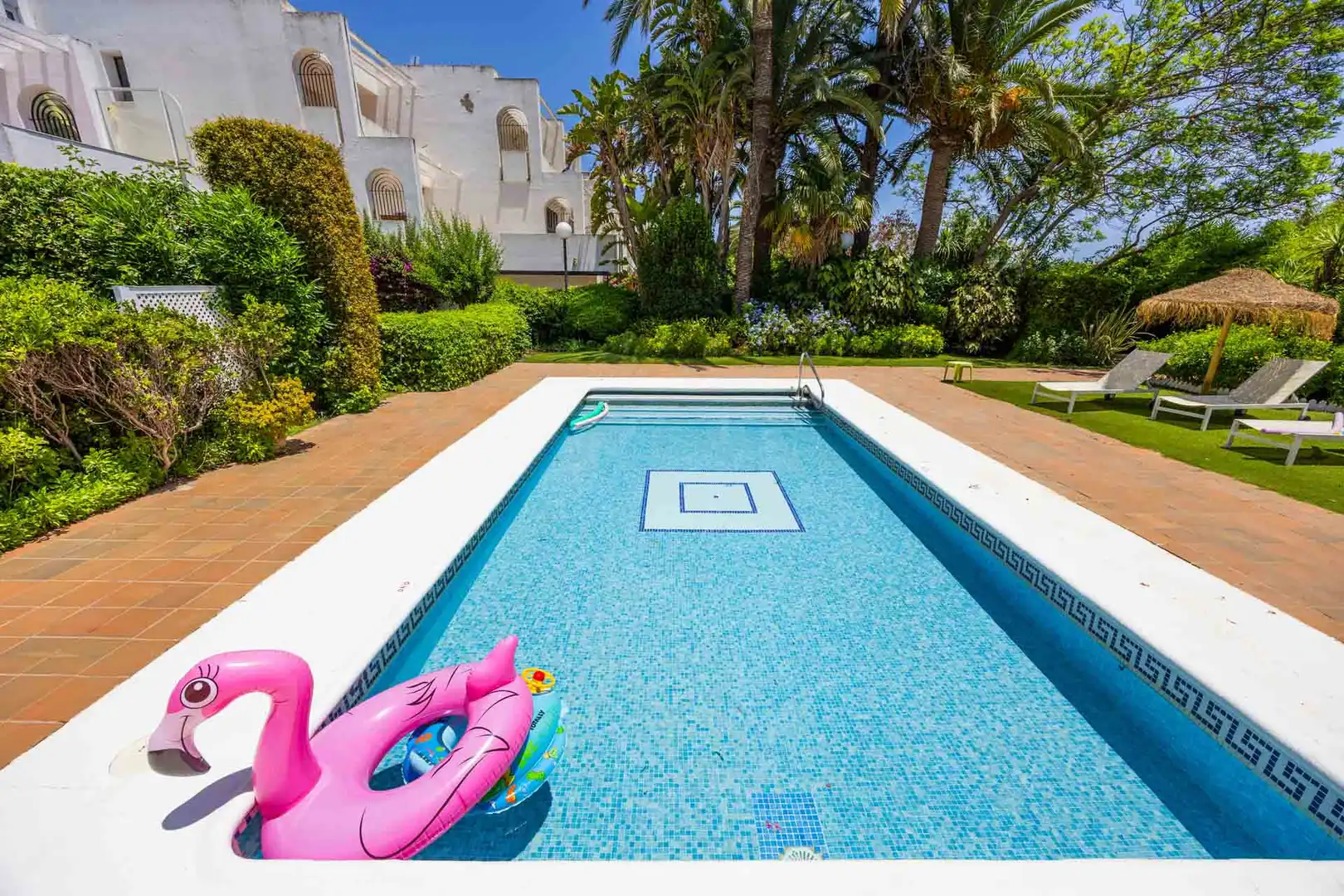 Schwimmbecken von Erdgeschoss zum Verkauf in Sotogrande mit Klimaanlage, Privatgarten und Terrasse