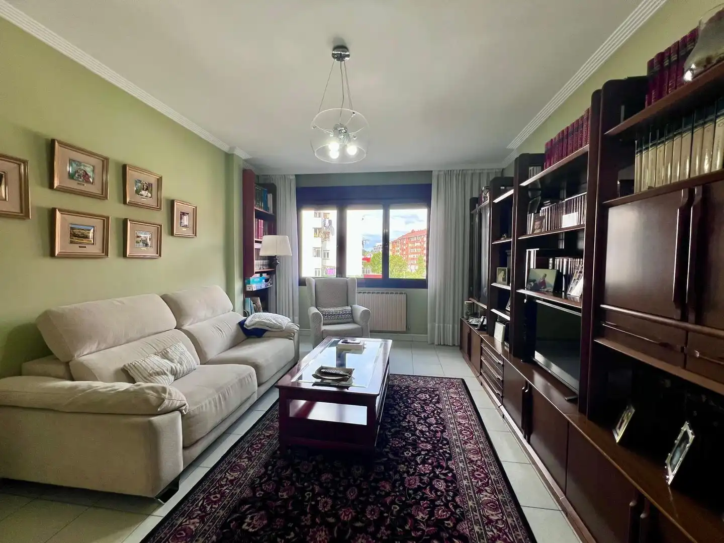 Sala d'estar de Casa o xalet en venda en Oviedo  amb Calefacció i Traster