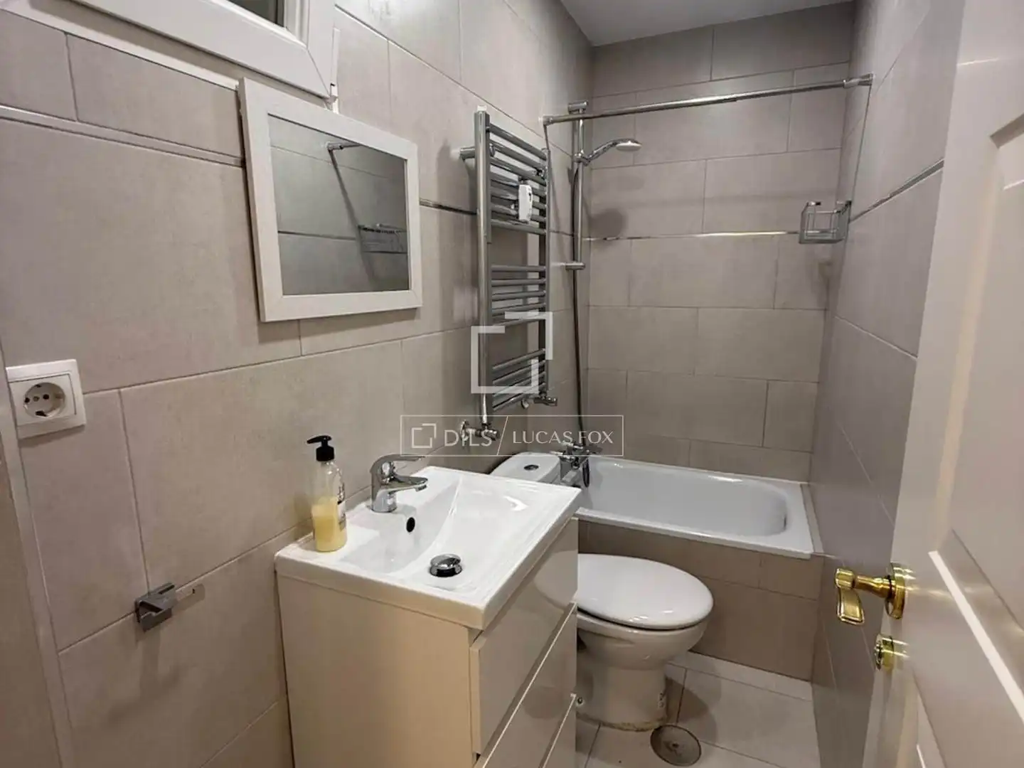 Bathroom of Flat for rent in Madrid  with Air Conditioner, Heating and Private garden