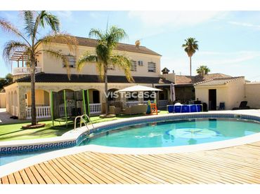 Detached house with pool for sale in Carmona