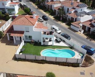 Vista exterior de Casa o xalet en venda en Fuengirola amb Aire condicionat, Terrassa i Piscina