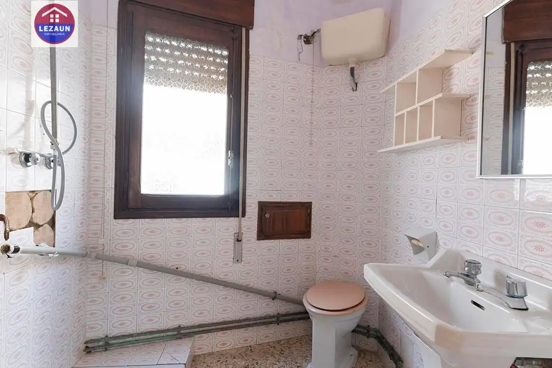 Bathroom of Flat for sale in Funes  with Parquet flooring, Terrace and Storage room