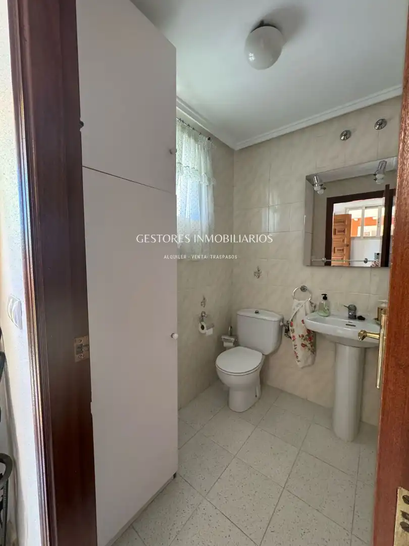 Badezimmer von Einfamilien-Reihenhaus zum Verkauf in Cocentaina mit Klimaanlage, Heizung und Terrasse