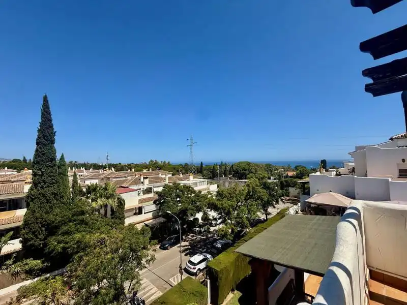 Vista exterior de Ático de alquiler en Marbella con Aire acondicionado, Terraza y Piscina