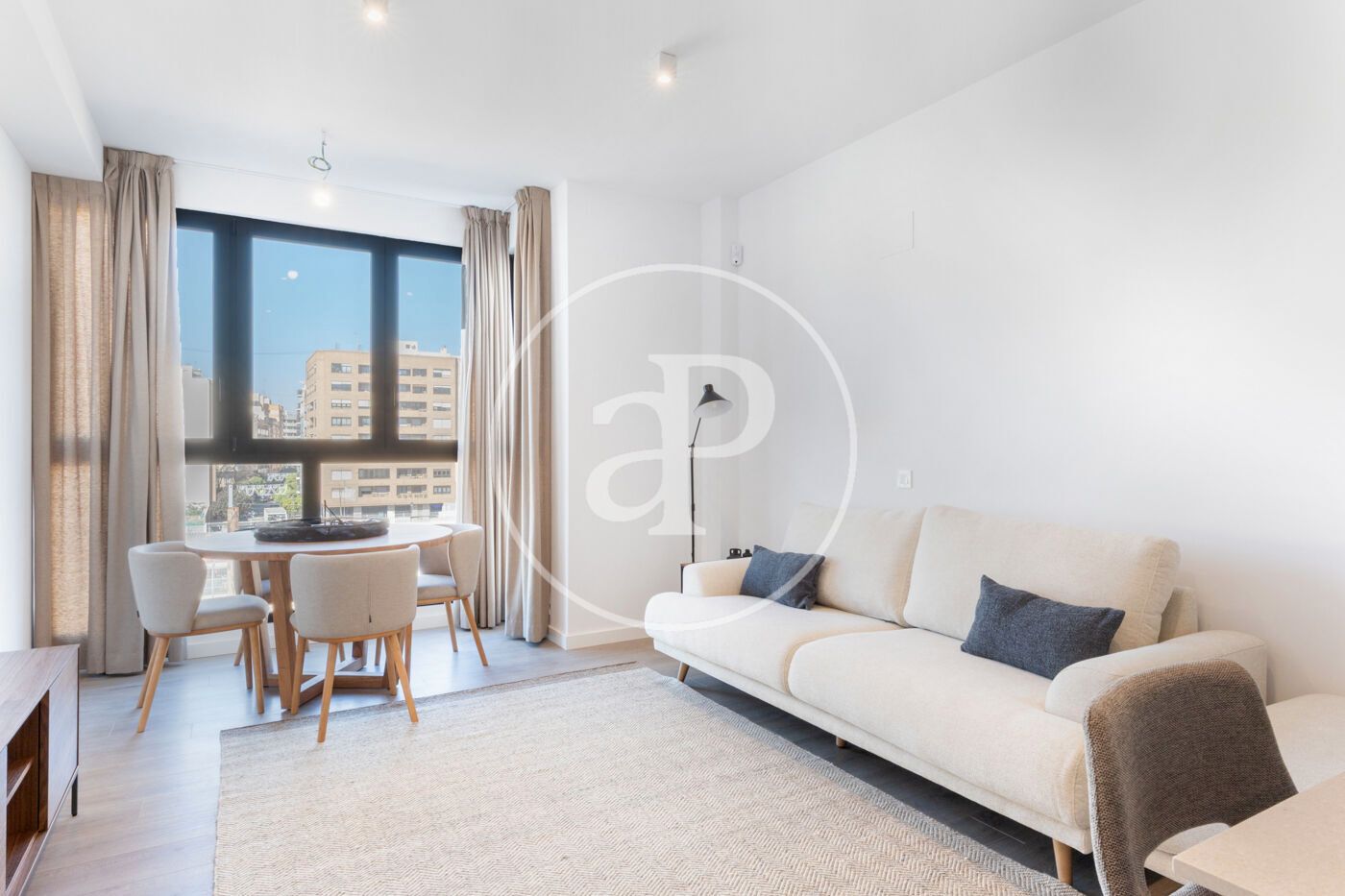 Sala de estar de Piso de alquiler en  Valencia Capital con Aire acondicionado, Calefacción y Jardín privado