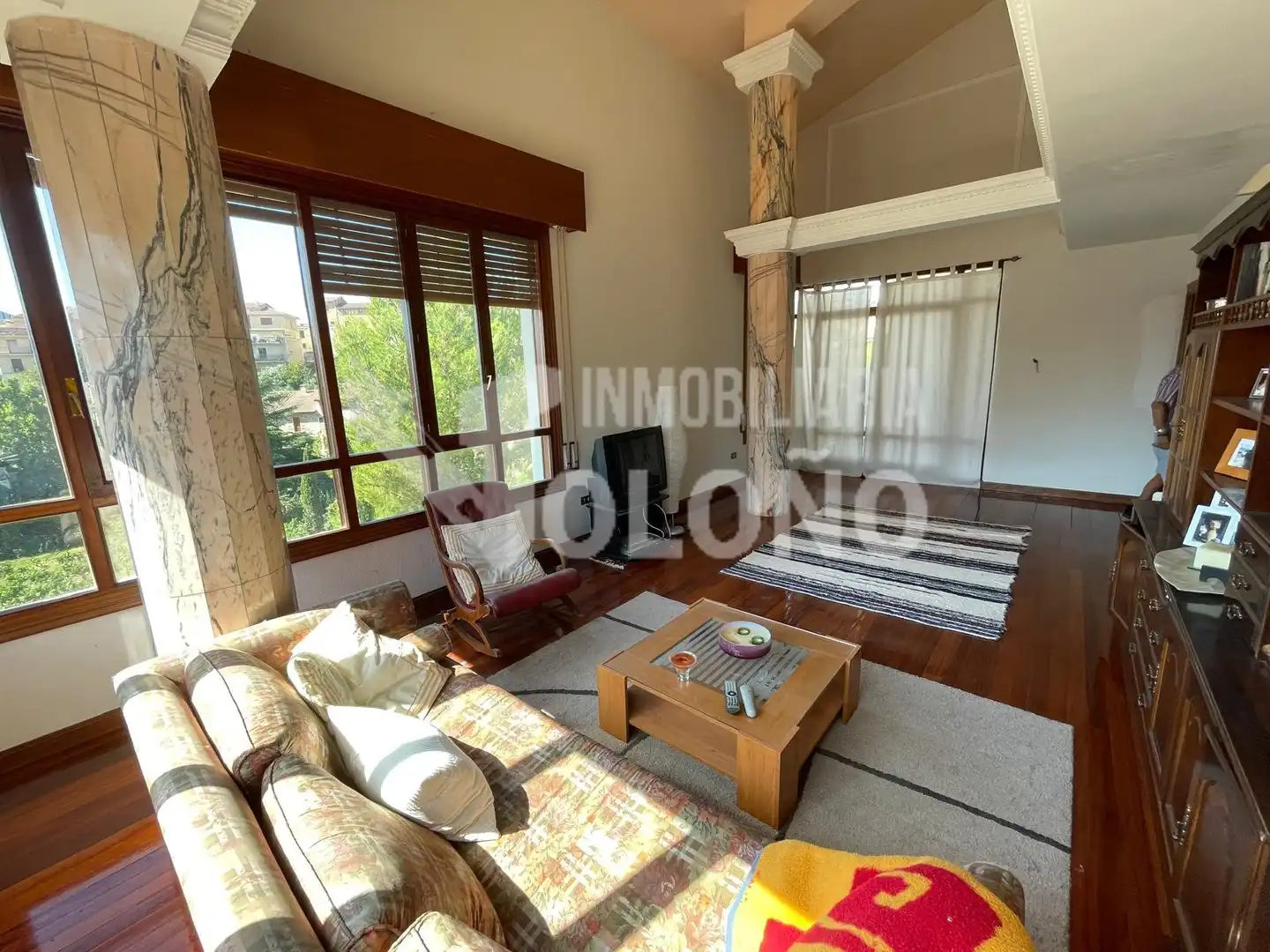 Sala d'estar de Dúplex en venda en Villabuena de Álava / Eskuernaga amb Parquet, Terrassa i Traster
