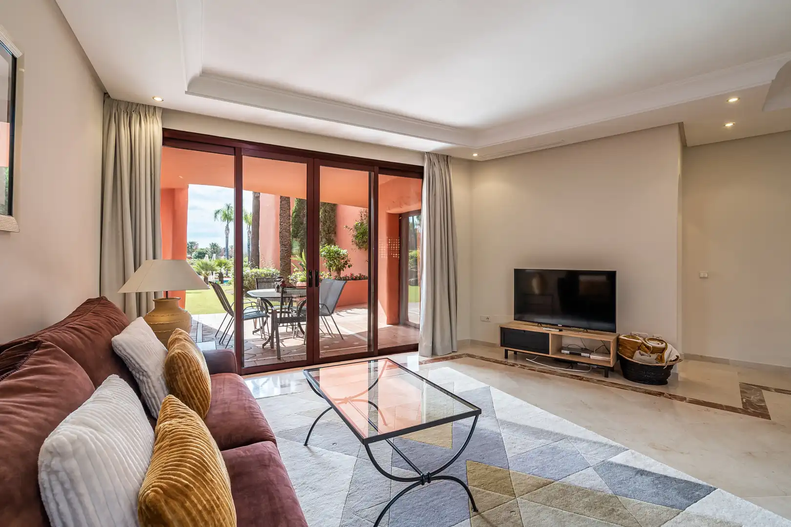 Sala de estar de Planta baja de alquiler en Estepona con Aire acondicionado, Terraza y Piscina