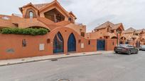 Vista exterior de Casa adosada en venda en Las Gabias amb Aire condicionat, Terrassa i Piscina