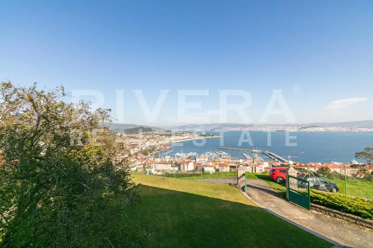 Vista exterior de Casa o chalet en venta en Cangas  con Calefacción, Jardín privado y Amueblado