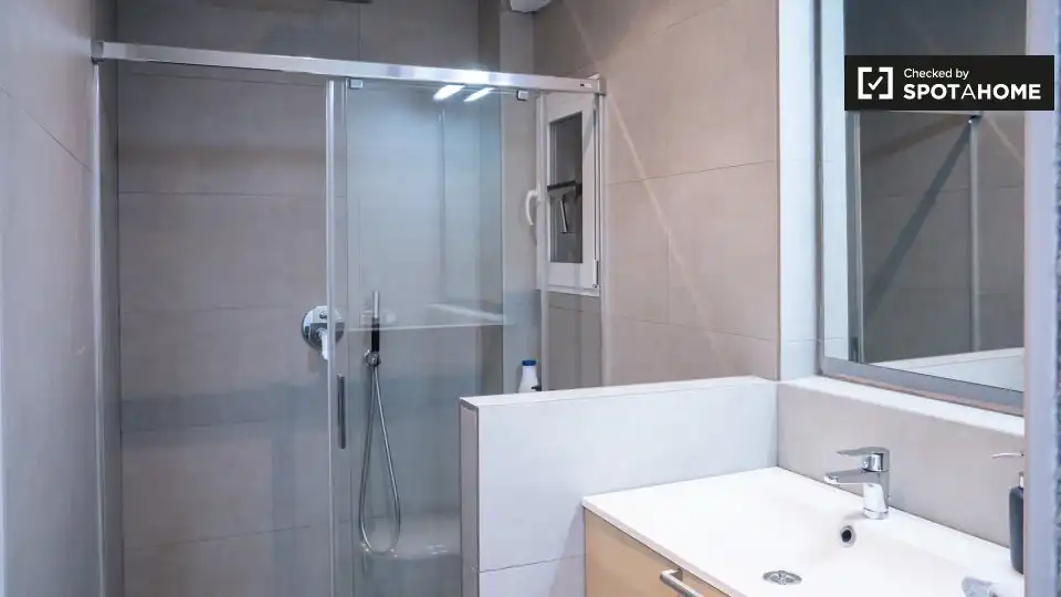 Bathroom of Flat for rent in Valencia  with Air Conditioner, Heating and Furnished