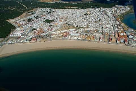 Vista exterior de Casa o xalet en venda en Chiclana de la Frontera amb Aire condicionat, Jardí privat i Moblat