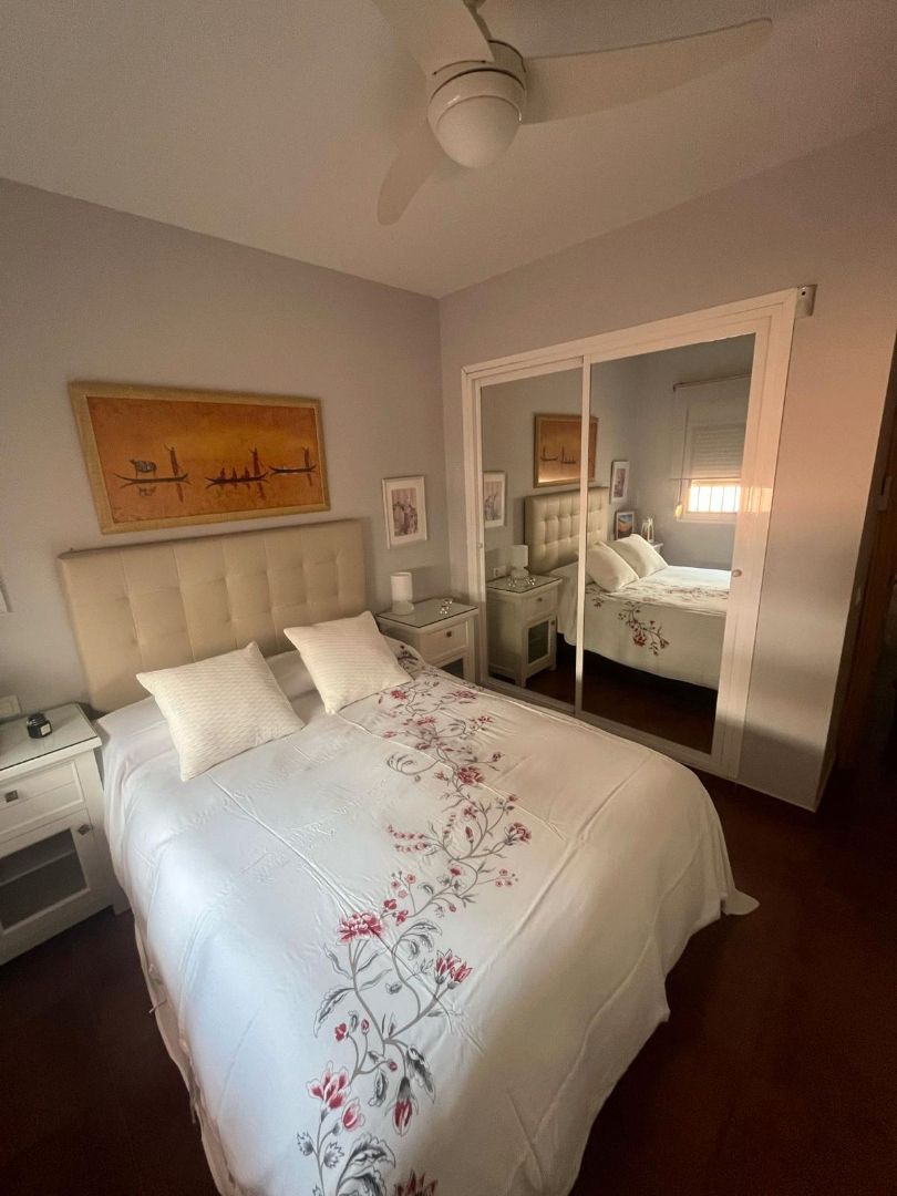 Dormitori de Apartament de lloguer en Benalmádena amb Aire condicionat i Moblat