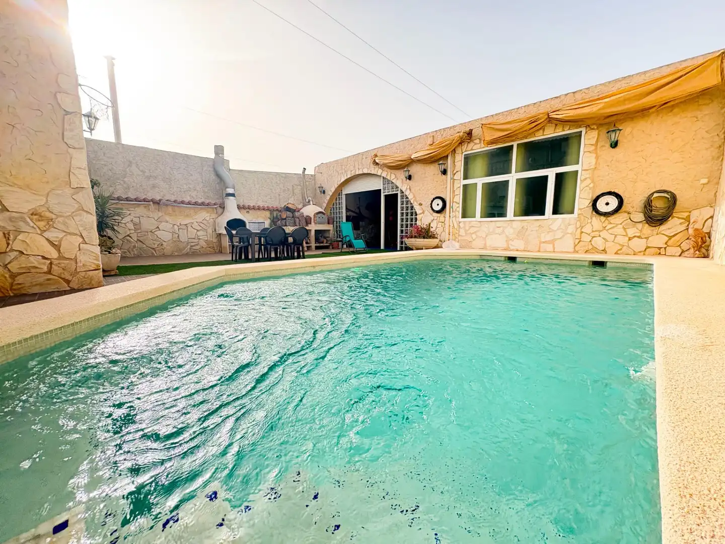 Schwimmbecken von Einfamilien-Reihenhaus zum Verkauf in San Isidro mit Klimaanlage, Privatgarten und Terrasse