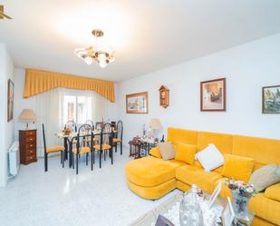 Sala d'estar de Casa adosada en venda en Ugena amb Calefacció, Jardí privat i Moblat