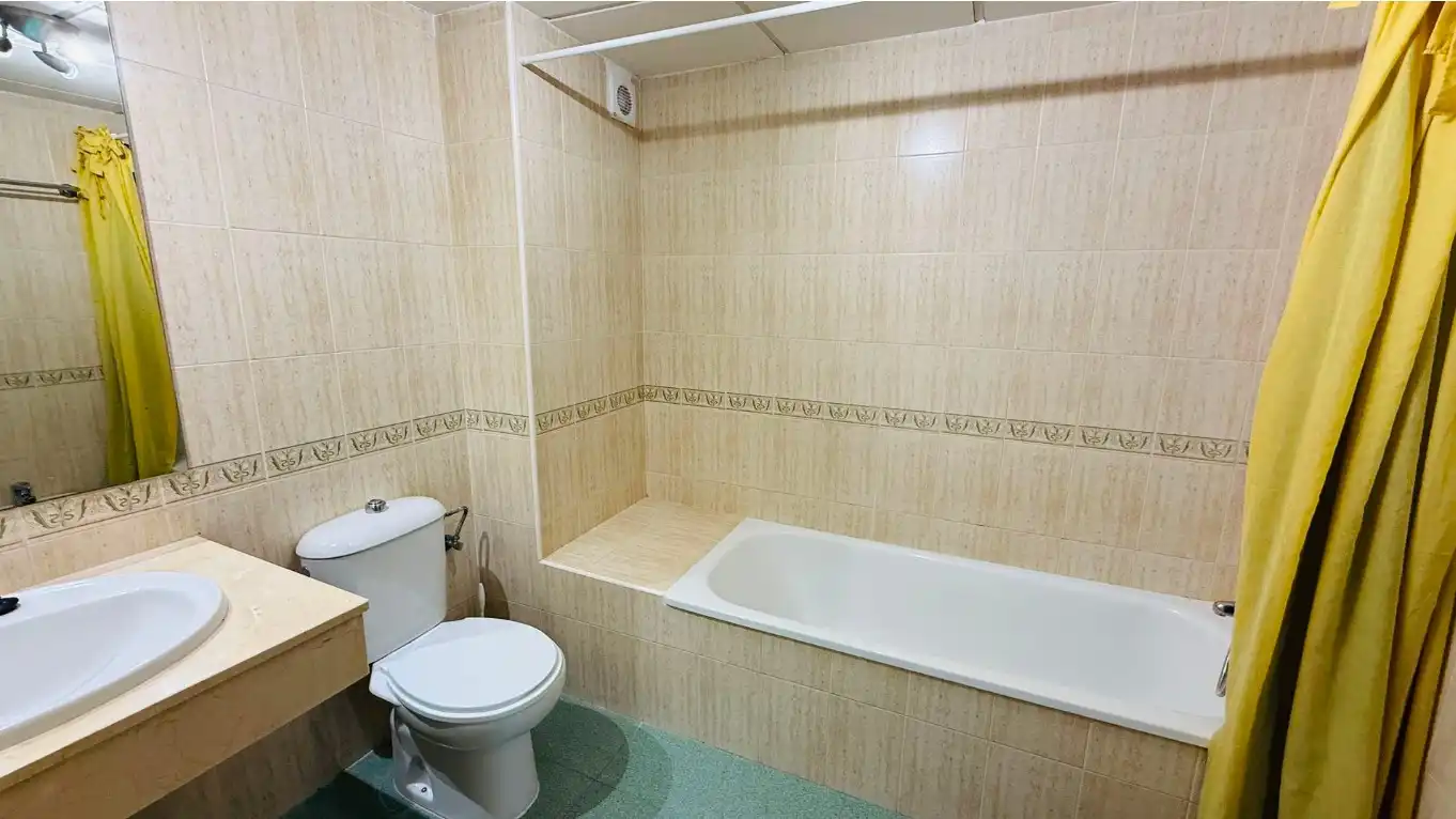 Badezimmer von Wohnung zur Miete in Marbella mit Klimaanlage, Terrasse und Möbliert