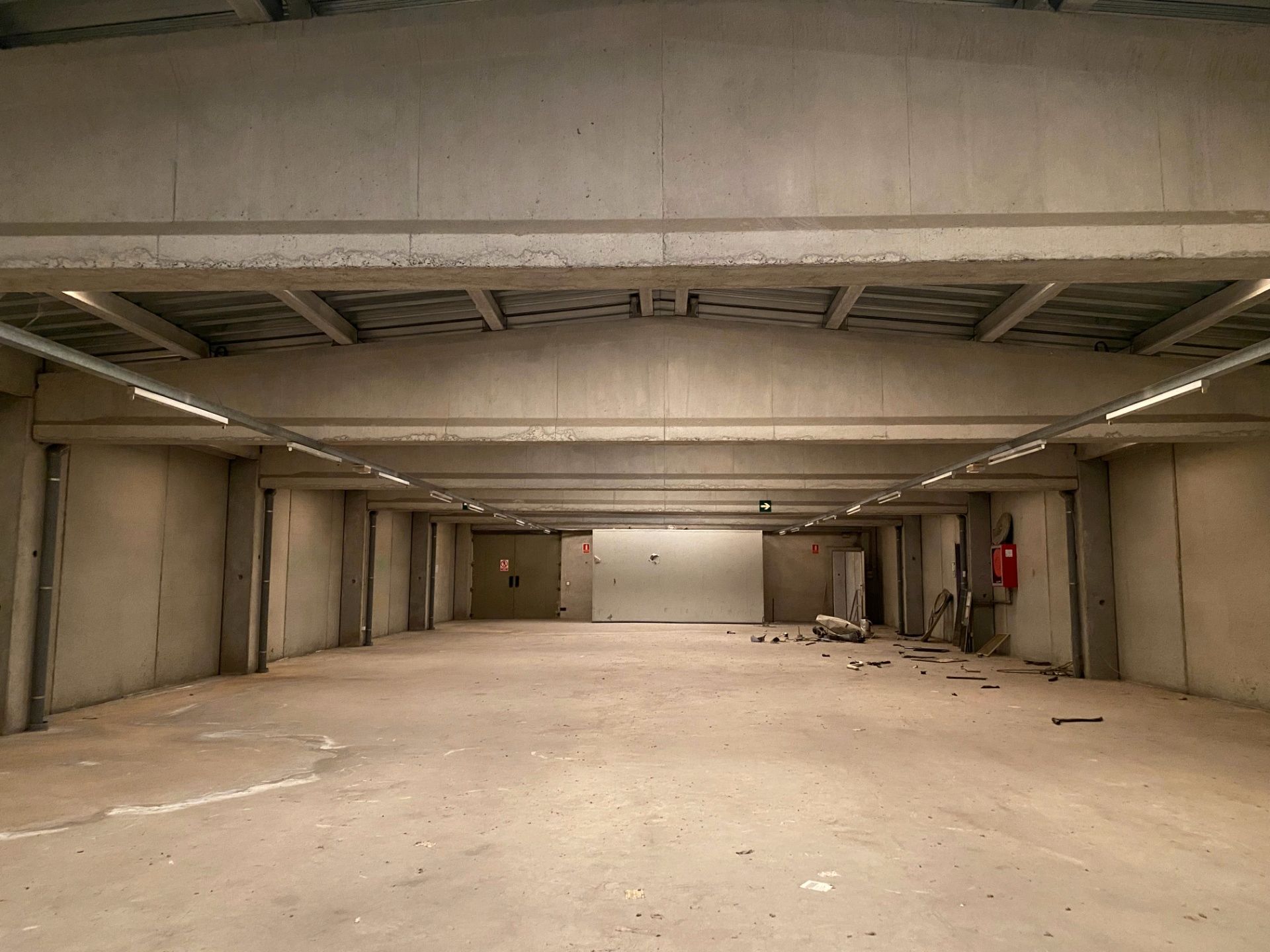 Parkplatz von Fabrikhallen zum Verkauf in Figueres