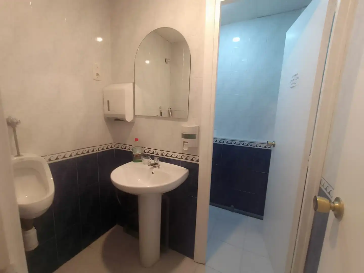 Baño de Local de alquiler en Zaragoza con Aire acondicionado, Calefacción y Parquet