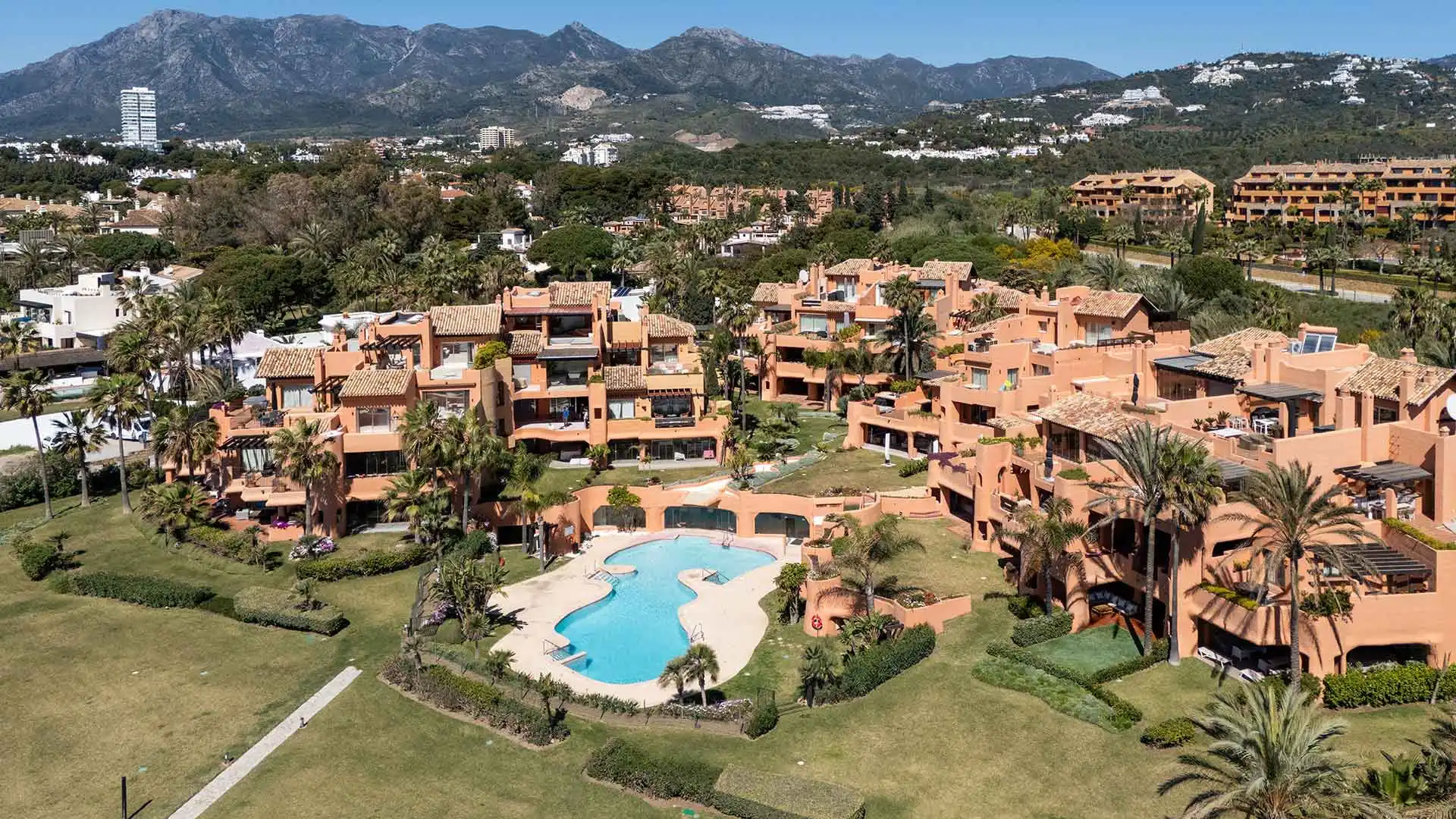 Vista exterior de Ático en venta en Marbella con Aire acondicionado, Terraza y Trastero