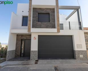 Exterior view of Single-family semi-detached for sale in Escúzar  with Air Conditioner, Heating and Private garden