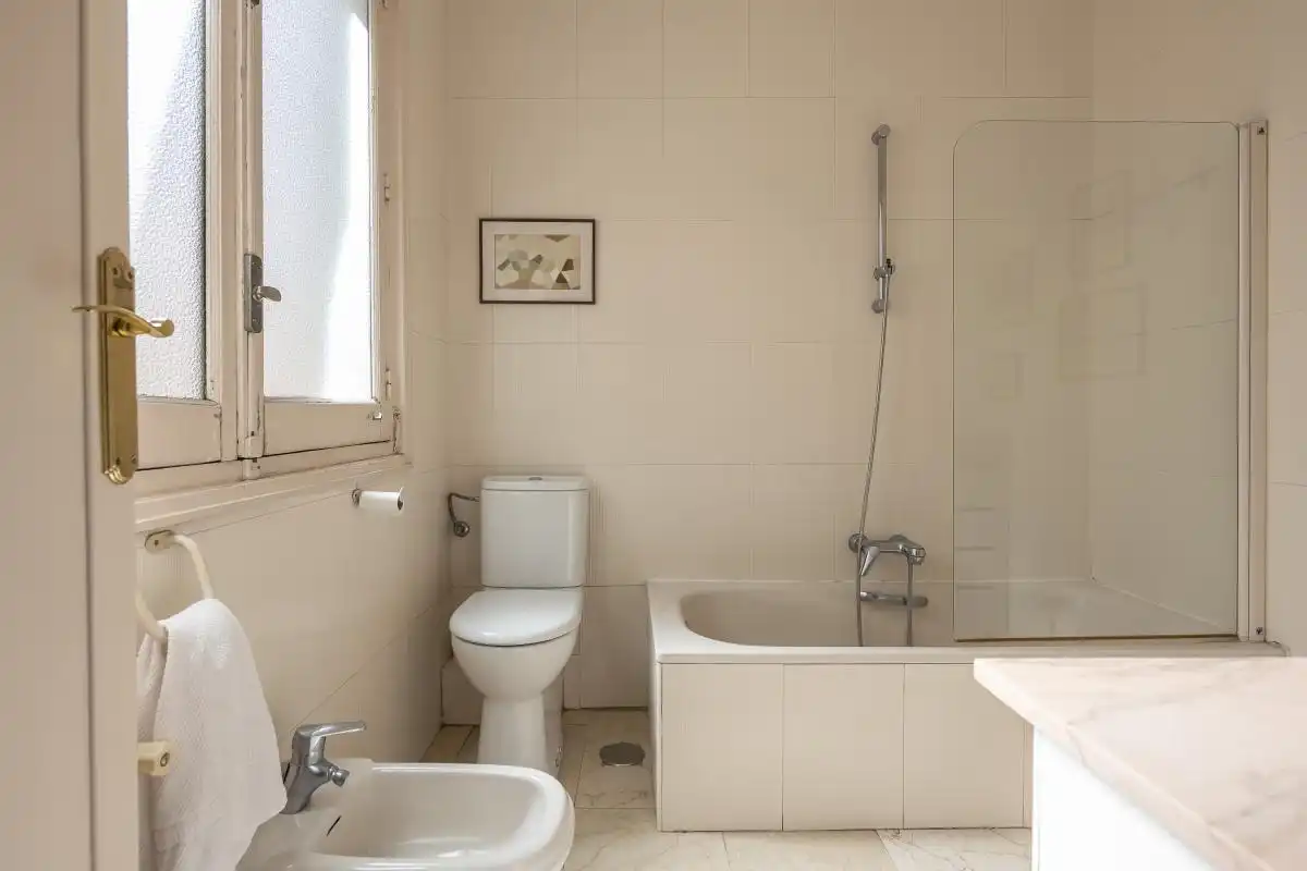 Bathroom of Flat for sale in Madrid  with Air Conditioner, Heating and Terrace
