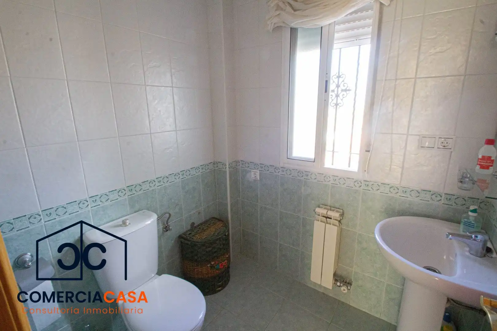 Baño de Casa adosada en venta en Jun con Aire acondicionado, Calefacción y Terraza