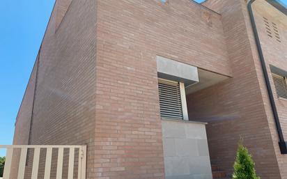 Vista exterior de Casa adosada en venda en Golmés amb Terrassa