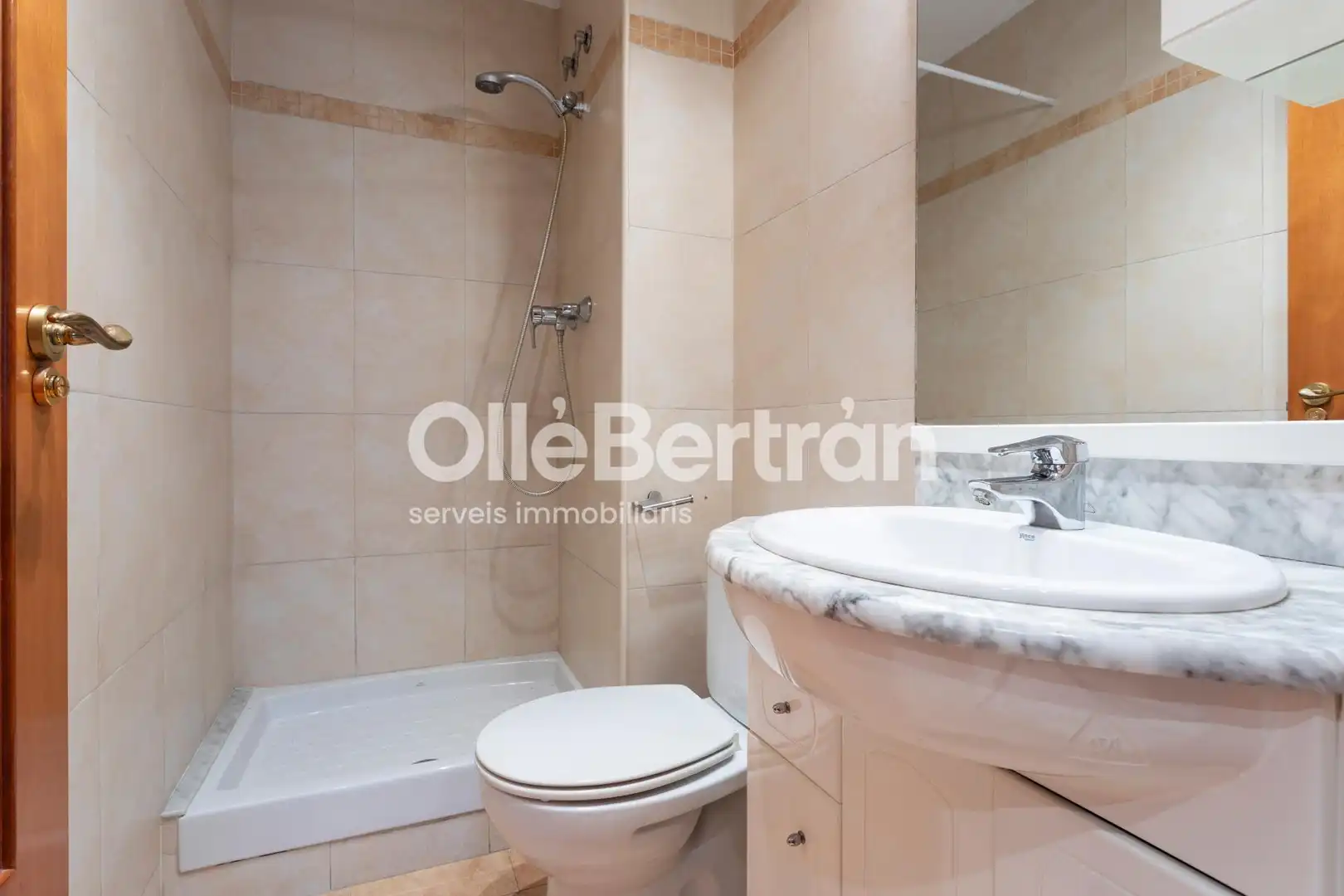 Baño de Piso en venta en Barcelona con Calefacción, Horno y TV