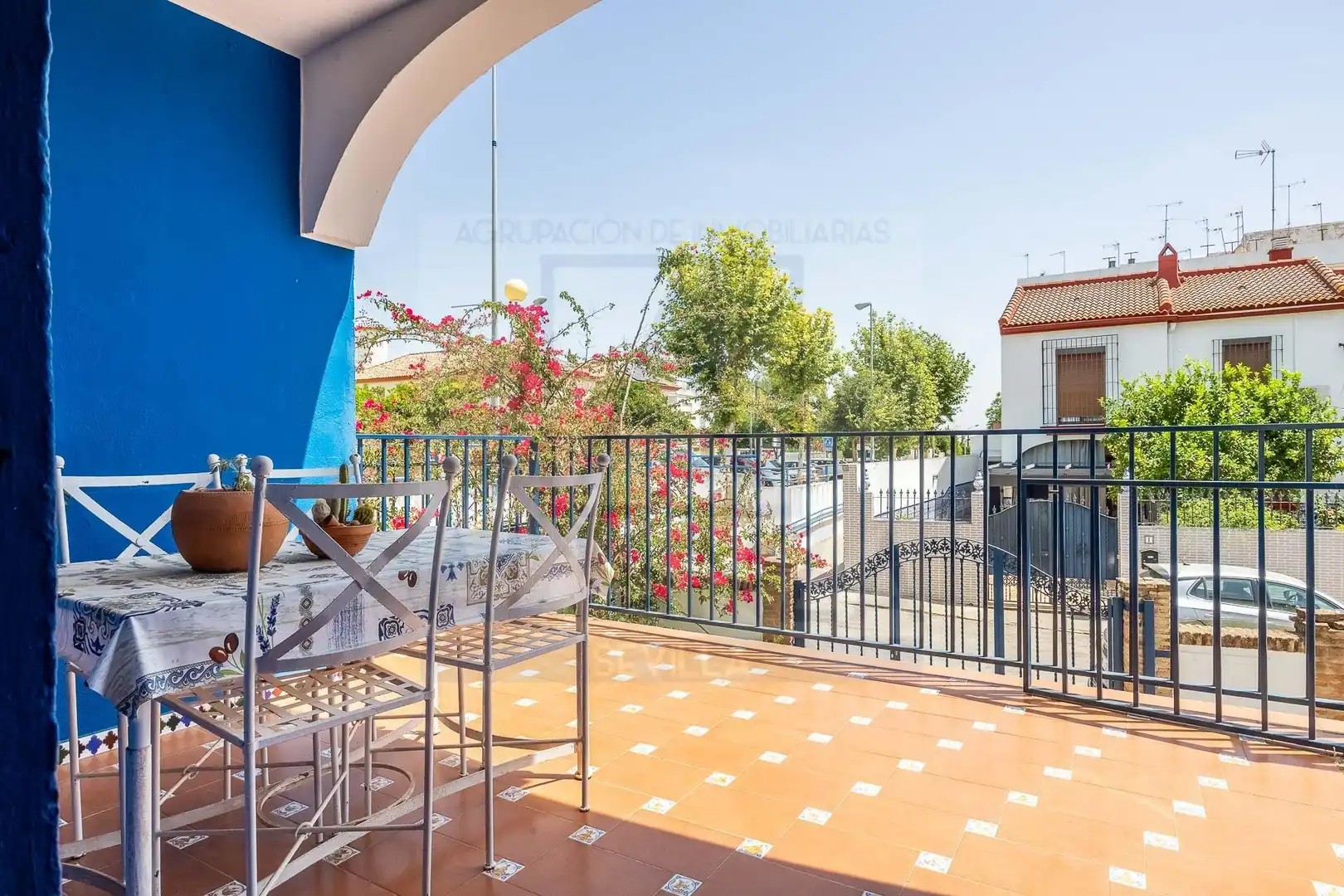 Terrasse von Einfamilien-Reihenhaus zum Verkauf in Mairena del Aljarafe mit Klimaanlage und Privatgarten