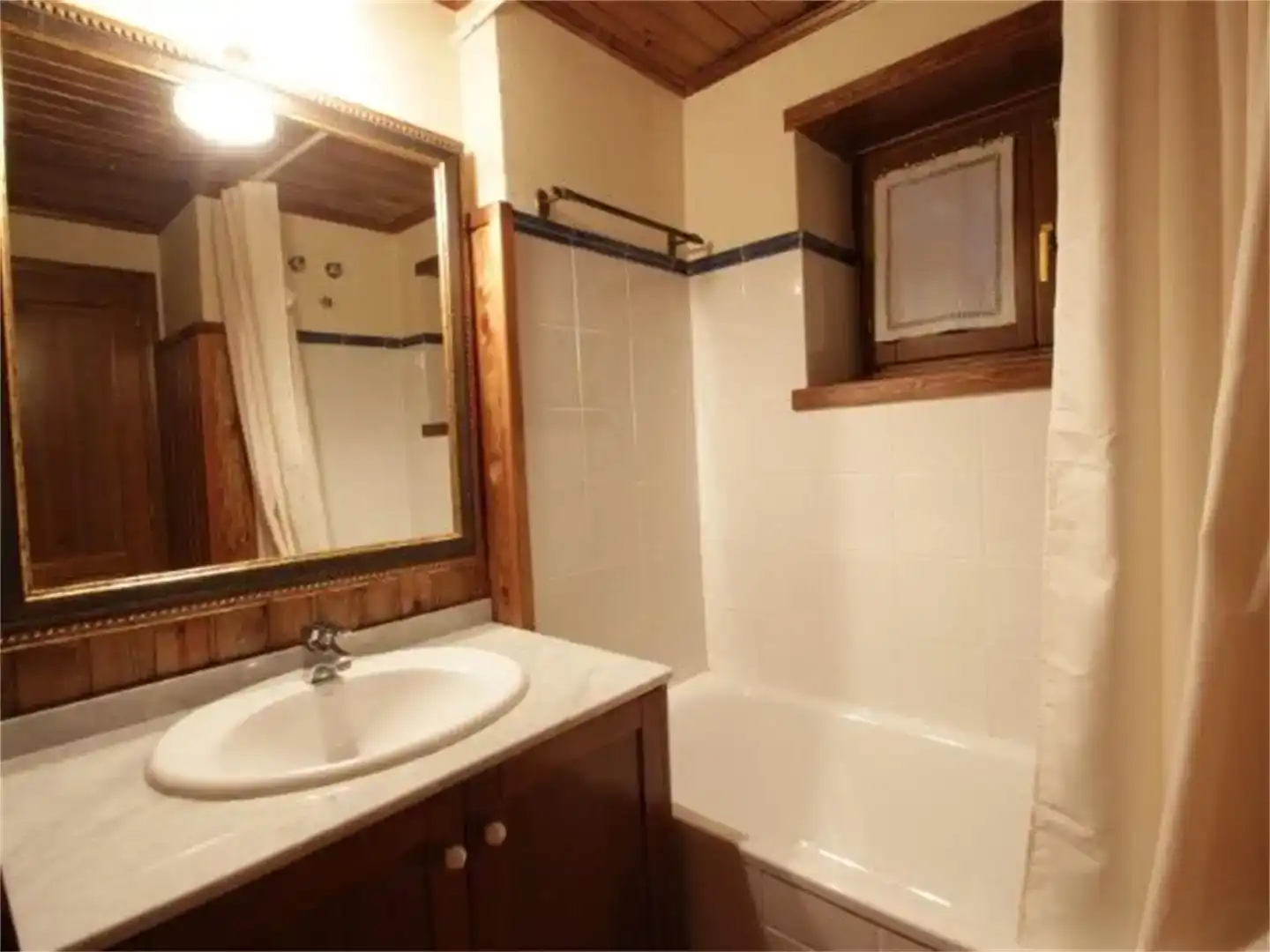 Bathroom of Flat for rent in Naut Aran  with Private garden, Parquet flooring and Storage room