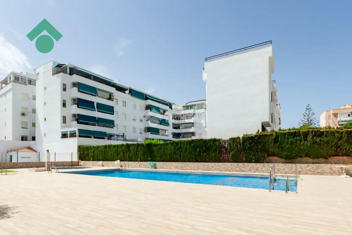 Piscina de Estudio en venta en Vélez-Málaga con Terraza, Amueblado y Piscina comunitaria