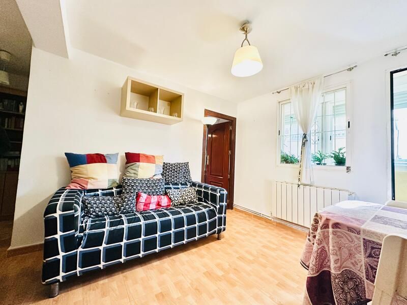 Sala d'estar de Pis en venda en  Madrid Capital amb Calefacció i Terrassa