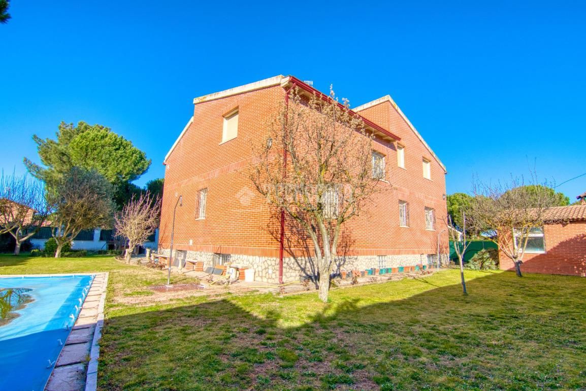 Vista exterior de Casa o xalet en venda en Traspinedo amb Calefacció, Terrassa i Moblat