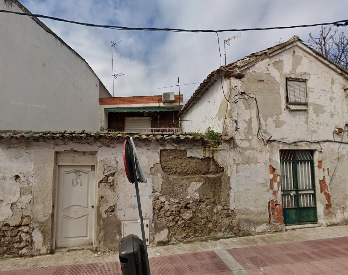 Vista exterior de Casa o xalet en venda en Parla amb Jardí privat, Terrassa i Traster