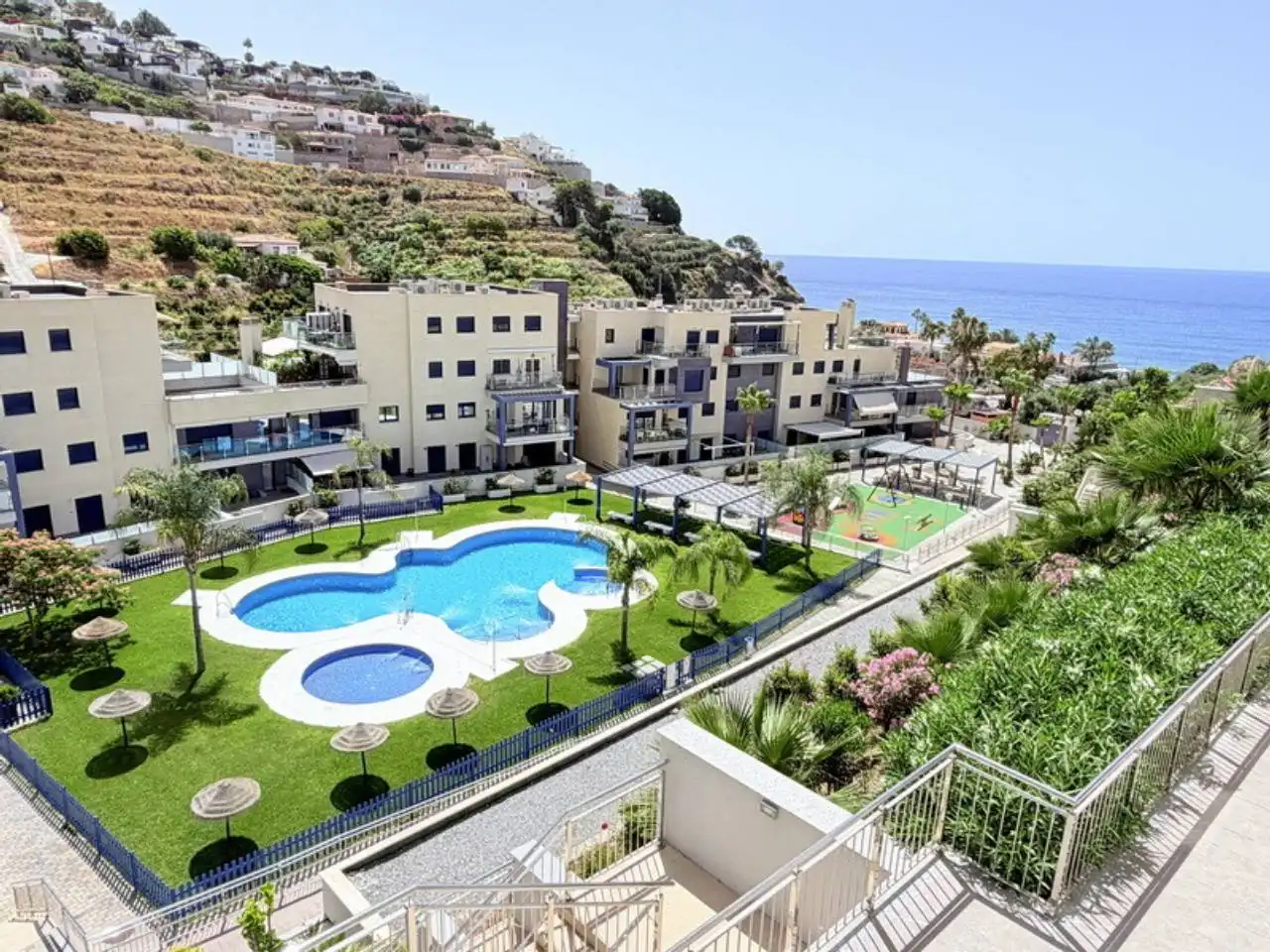 Vista exterior de Apartamento de alquiler en Almuñécar con Terraza y Piscina comunitaria