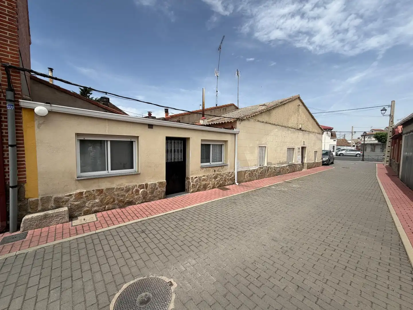 Vista exterior de Casa adosada en venda en Tiñosillos, Ávila