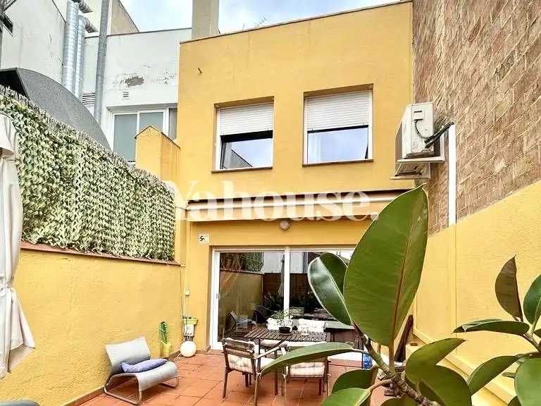 Exterior view of Duplexes for rent in Sabadell  with Air Conditioner, Terrace and Furnished