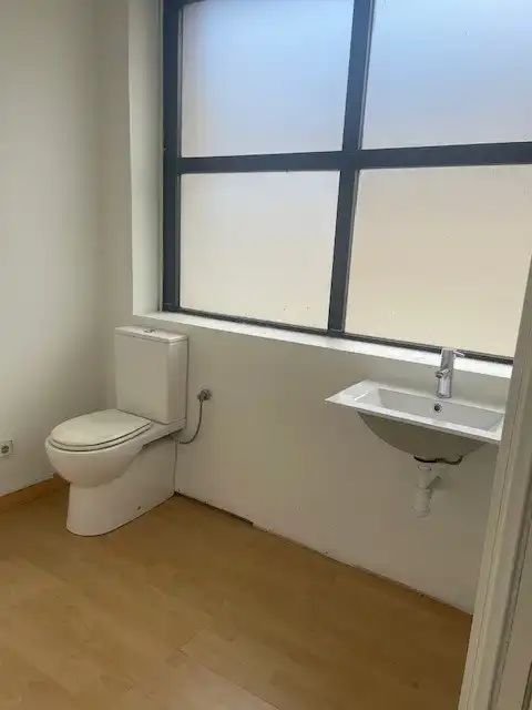 Badezimmer von Geschaftsraum zur Miete in Santander mit Klimaanlage und Heizung