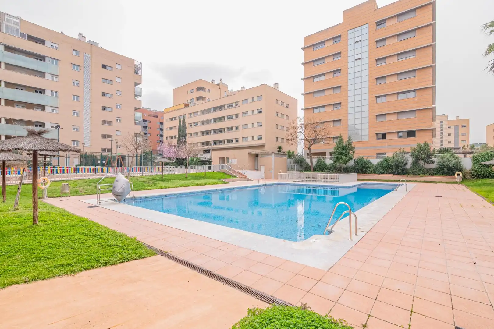 Piscina de Piso en venta en  Granada Capital con Aire acondicionado, Calefacción y Jardín privado