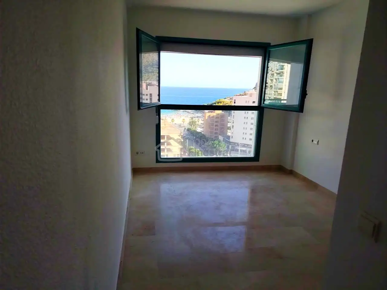 Dormitori de Apartament en venda en Benidorm amb Terrassa i Alarma