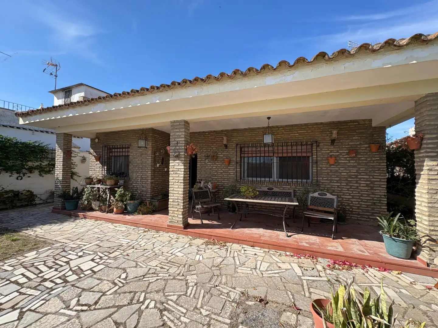 Vista exterior de Casa o xalet en venda en El Puerto de Santa María amb Jardí privat, Traster i Piscina