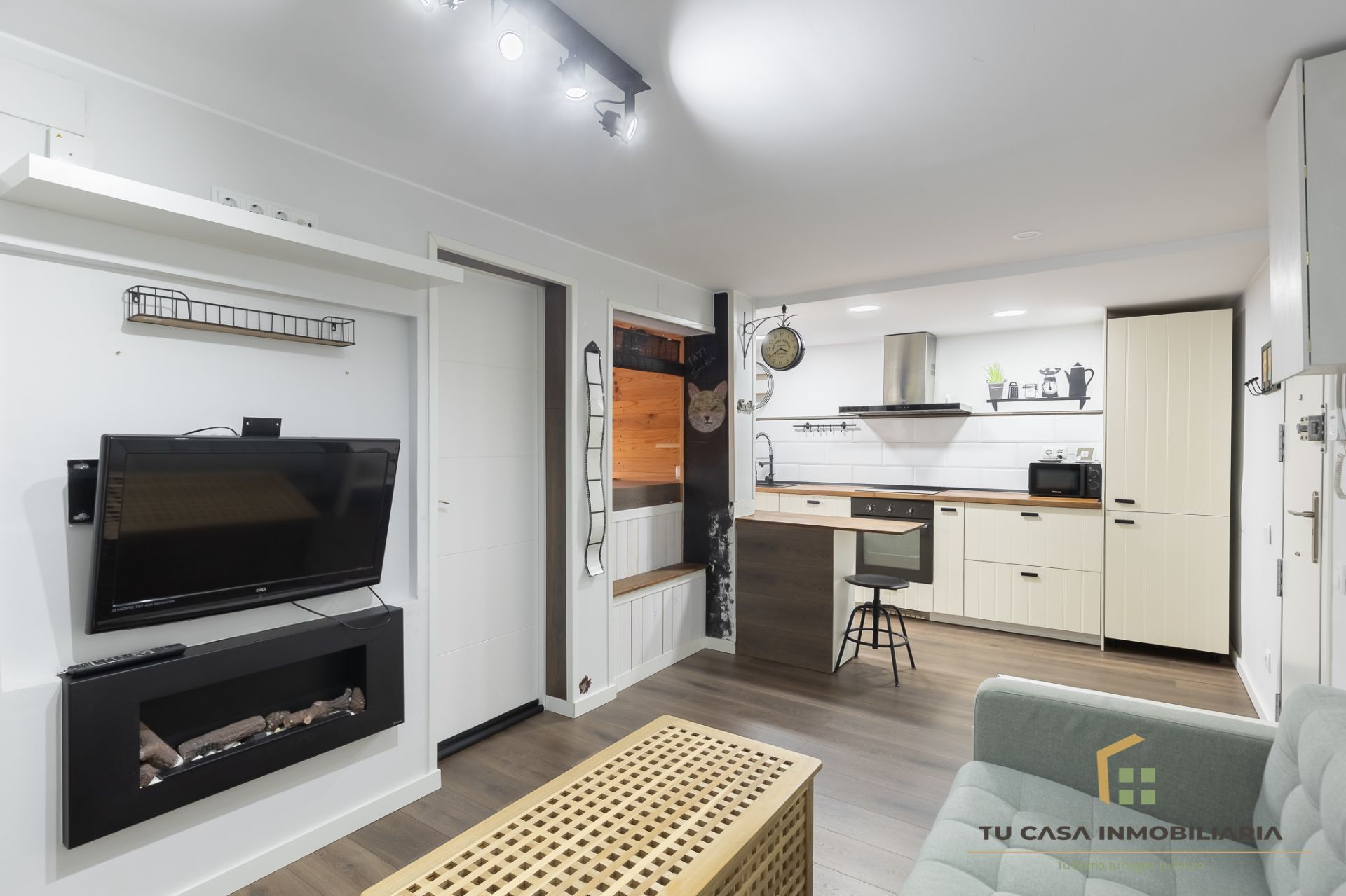 Flat for sale in Badalona  with Air Conditioner and Furnished