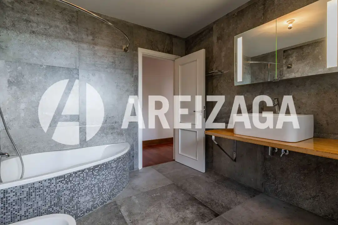 Baño de Piso en venta en Donostia - San Sebastián  con Calefacción, Terraza y Trastero